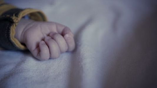 Una mujer tropezó, se le cayó su hijo de 6 meses desde un segundo piso y murió