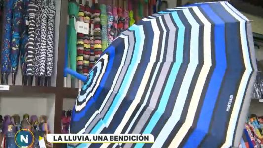 La lluvia, como bendición para los vendedores de paraguas