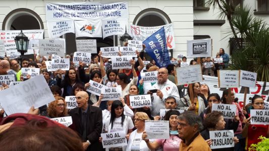 Pacientes y médicos abrazaron al hospital oncológico María Curie para rechazar su traslado