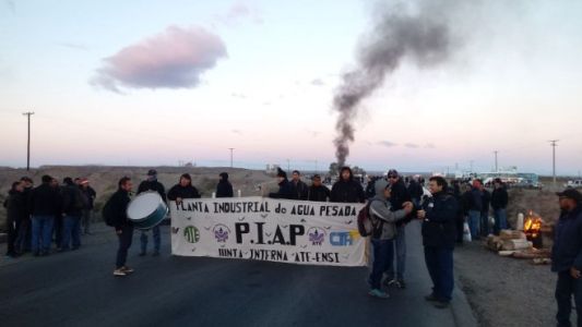 Neuquén: trabajadores de una planta de agua pesada cortan la ruta