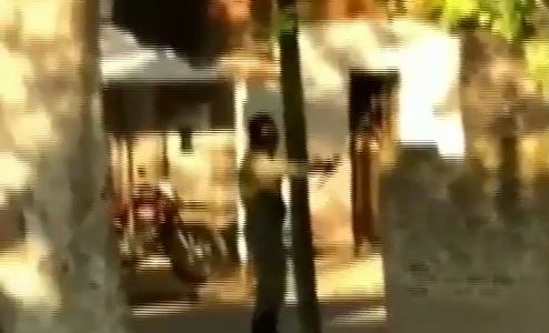 Video: Con una katana y cubierto con pasamontaña, amenaza a los vecinos