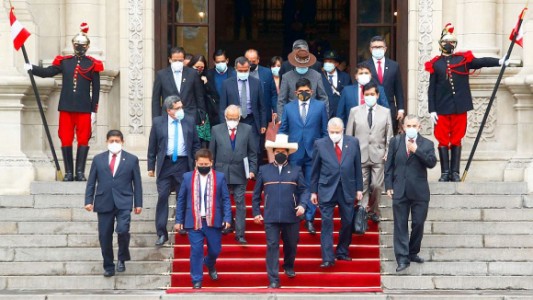 Crisis política en Perú: Renunció el primer ministro y asume una mujer