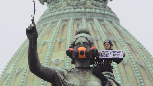Colocan máscara de oxígeno a la estatua emplazada frente al Congreso