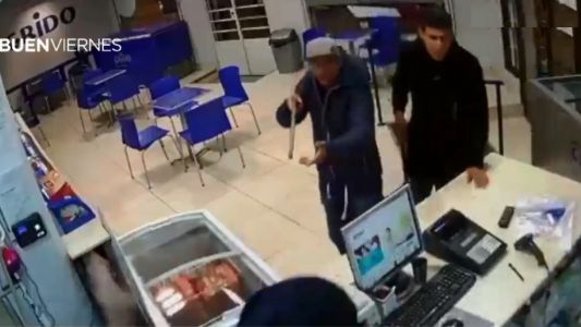 Asalto grabado: entraron a robar con una escopeta "tumbera" y se fueron con el postre