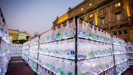 Por qué hay un laberinto de 15 mil botellas frente al Teatro Colón
