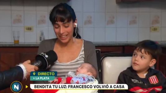 Dieron de alta a Francesco, el bebé que fue operado con luz de celulares en La Plata