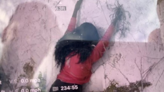 Los bomberos armaron todo un operativo con drones por una mujer colgada de un acantilado y era un maniquí