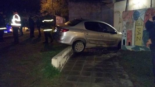 Una policía manejaba borracha e incrustó su auto en una escuela en Bahía Blanca