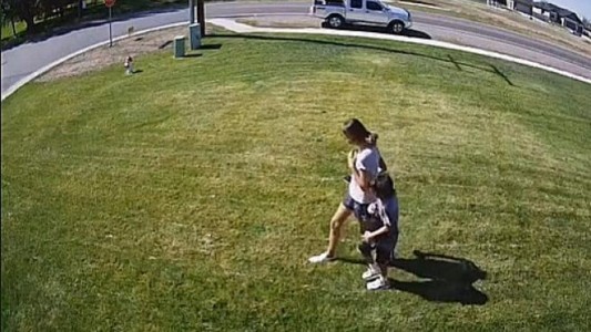 Video: un hombre inventó un sistema "cruel" para evitar que la gente pise su césped