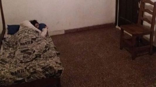 El caso de la joven que debe bañarse con agua mineral