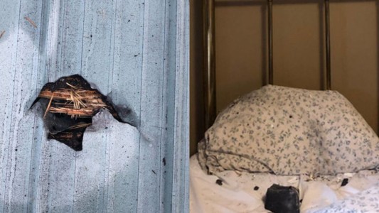 Mujer se salvó de milagro: cayó un metorito en su habitación y quedó a centímetros de su cabeza en la amohada