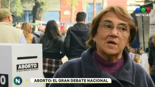 La urna de Telefe Noticias para votar por la despenalización del aborto llegó a la Feria de Mataderos