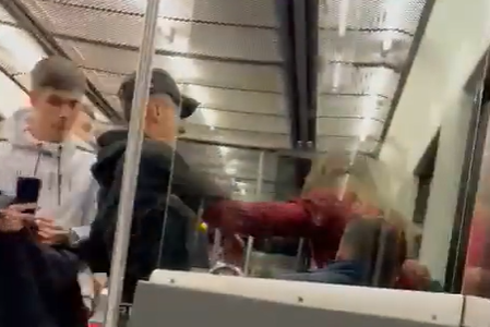 Trompadas en un subte: brutal ataque a un hombre entre cinco porque los miró mal