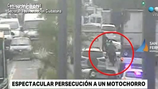 Video espectacular: varios patrulleros para detener a un motochorro