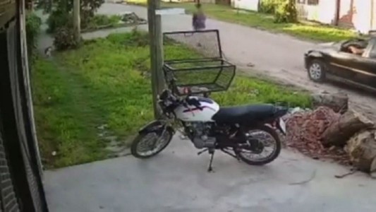 Video: un hombre manoseó desde un auto a una chica de 16 años que volvía del colegio