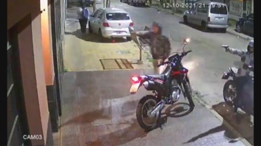 Matan a un policía porteño al robarle la moto en Caseros