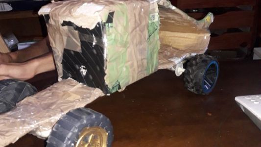 Construye autos y aviones a batería sin saber leer ni escribir