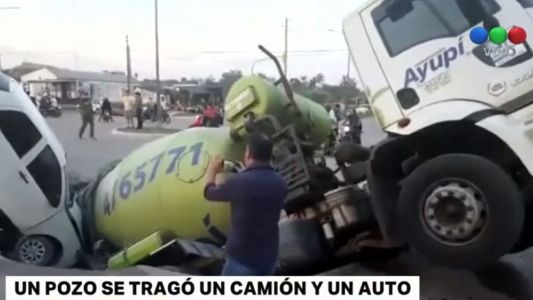 Un auto y un camión fueron "tragados" por un pozo en Chaco