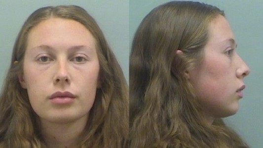 Ocultó su embarazo, dio a luz en el baño, metió al bebé en una bolsa y lo escondió en un mueble: la acusan de asesinato