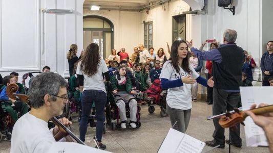 "Música para el alma": llevan su orquesta a enfermos terminales y geriátricos