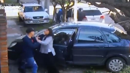 Andrea y sus hijos, rodeados por ladrones