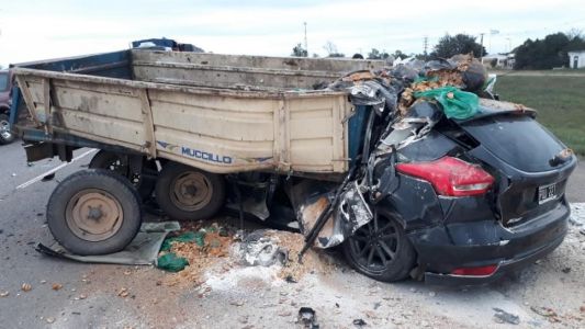 Horror en la ruta: se le desprendió el tráiler a un camión y mató a un joven con su hijita