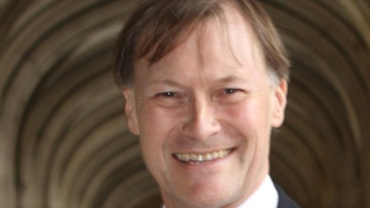 Apuñalaron y mataron a un diputado británico dentro de una iglesia