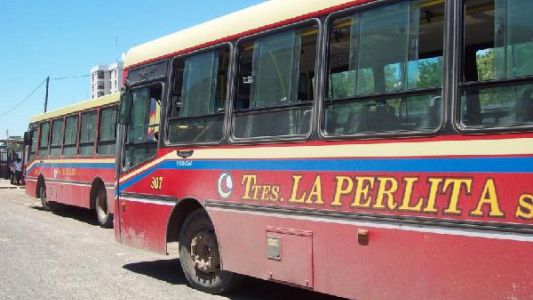 Otro ataque a un colectivero: tuvo que cambiar el recorrido y un pasajero le tiró un piedrazo