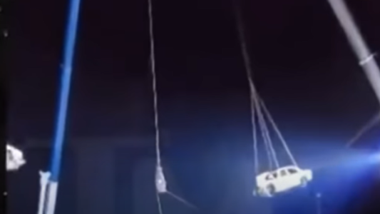 Un ilusionista falló en un truco y terminó aplastado por dos autos a 12 metros de altura