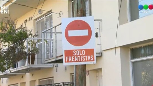 Vecinos de Bernal solo dejan estacionar a los frentistas