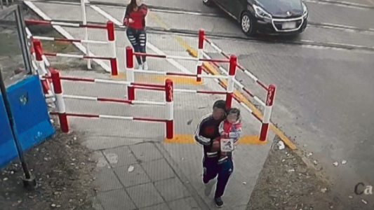 El video que muestra al cuñado de la enfermera abandonando a su hija