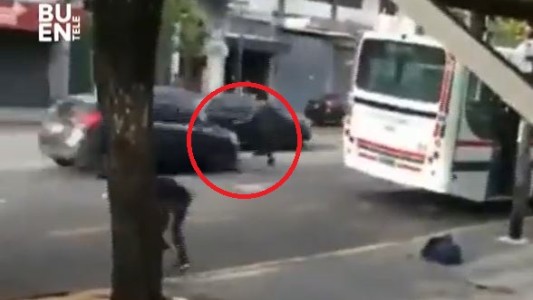 Video: Se peleaban en la calle y un auto atropelló a uno de los violentos