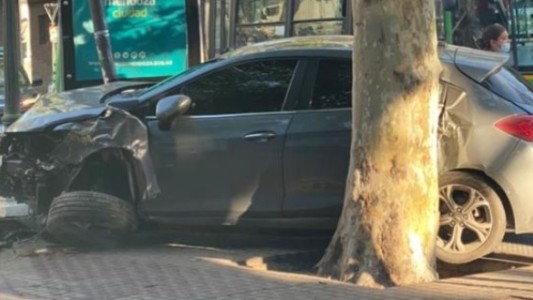 Dejó el auto en el estacionamiento y apareció chocado contra un poste en la calle