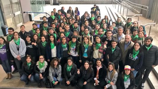 Jóvenes de todos los partidos políticos firmaron un petitorio por el aborto legal