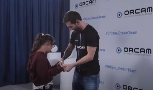 Messi le regaló a un joven no vidente un dispositivo para reconocer el mundo
