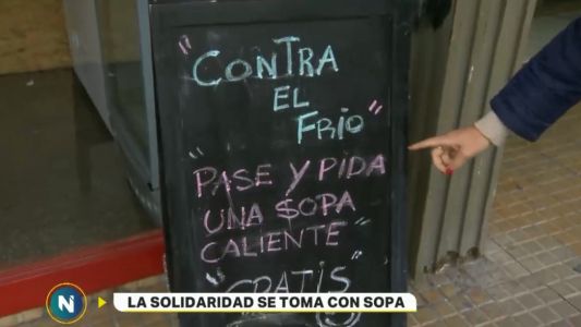 Contra el frío, un bar de La Plata regala sopa caliente a quien la pida