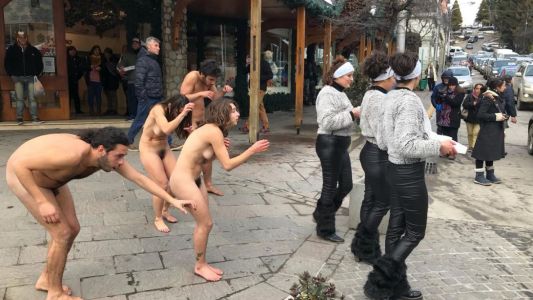 Bariloche: un grupo de artistas se desnudó para protestar contra el G20