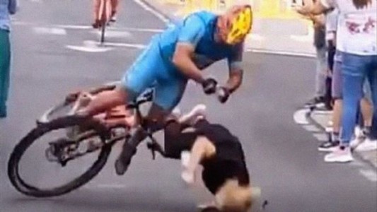 Imprudencia: se cruzó en medio de una carrera, la atropellaron y está grave