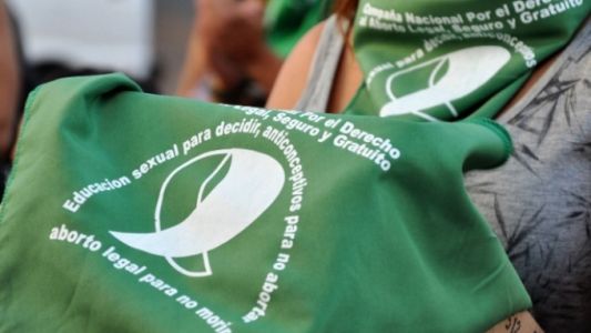 Sancionan a un policía que instaba a hacer puntería sobre pañuelos verdes