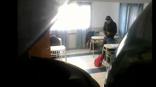 Escrachan en video a un profesor que le robaba a sus alumnos mientras estaban en el recreo