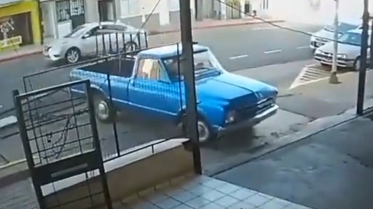 Video: un infractor fue a buscar su camioneta al depósito y se la llevó derribando un portón