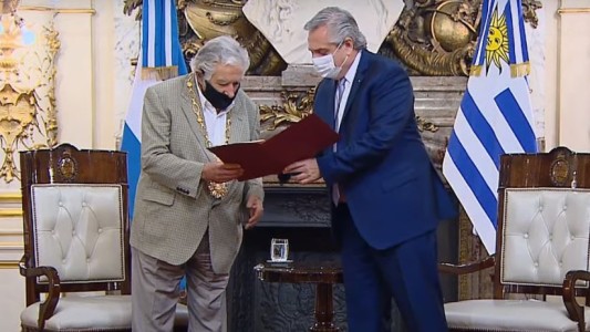 Pepe Mujica, tras ser condecorado: "Argentinos, por favor, quiéranse un poco más"