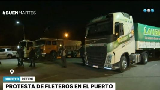 Propietarios de camiones obstruyen el tránsito en el puerto