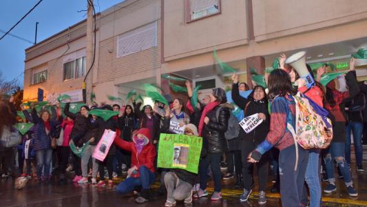 Pañuelazo verde en la puerta de una clínica privada que se opone a la despenalización del aborto
