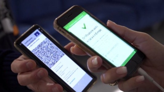 Investigan la aparición de un pase covid a nombre de Adolf Hitler