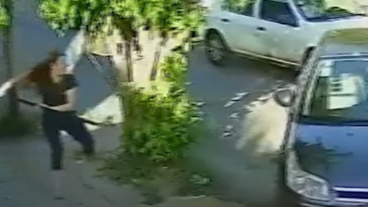 Video: una mujer defendió a su vecino y corrió a los ladrones con un palo