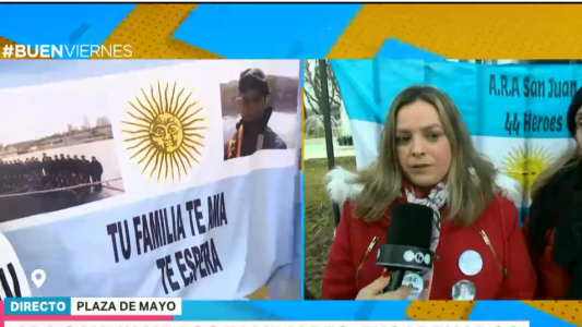 ARA San Juan: se encadenaron en Plaza de Mayo para que reanuden la búsqueda de tripulantes