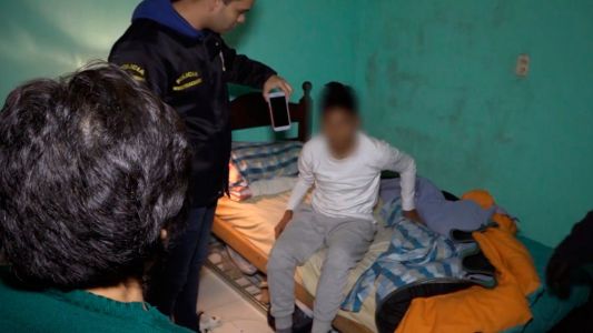 No había estudiado, hizo una falsa amenaza de bomba en su escuela y la policía lo fue a buscar hasta la cama