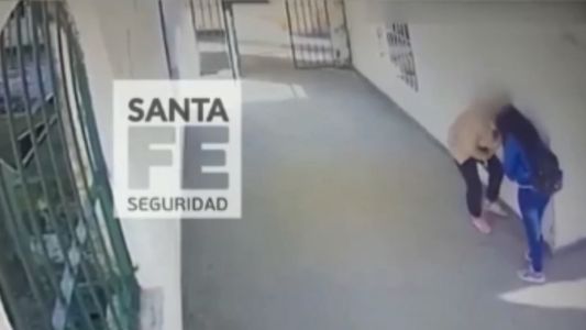 Video: Así esconden las esposas de los presos los celulares que les llevan a Coronda