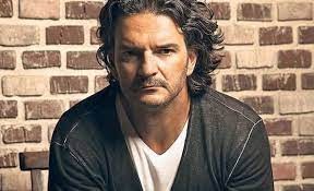 Ricardo Arjona presenta El Bobo, el cuarto tema de su último álbum de estudio